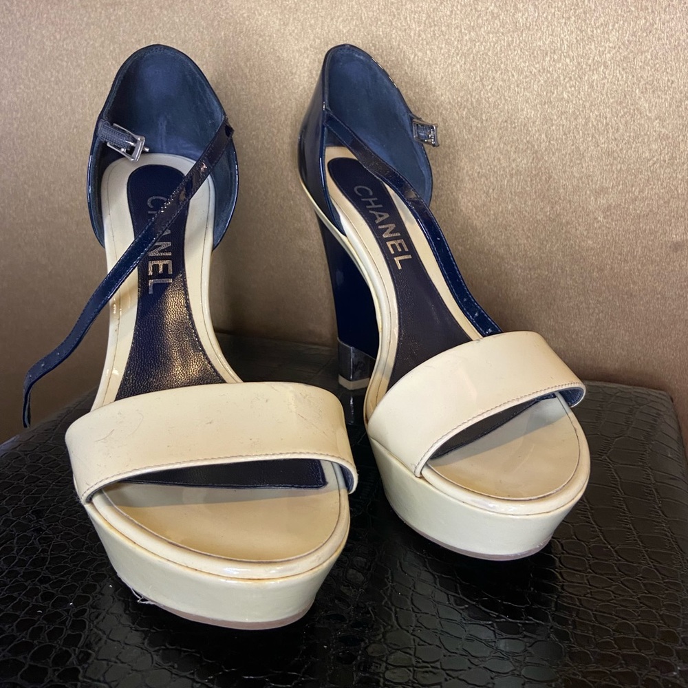 These are a navy and cream Vintage Chanel wedge heel! - Picture 4 of 5